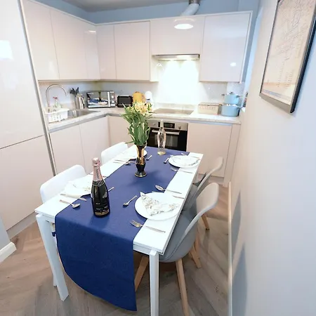 2 Bed Terraced Flat Piccadilly Line Apartment *