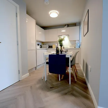 2 Bed Terraced Flat Piccadilly Line Apartment