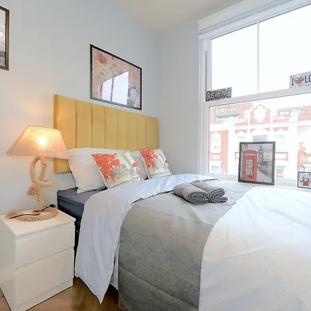 2 Bed Terraced Flat Piccadilly Line * London