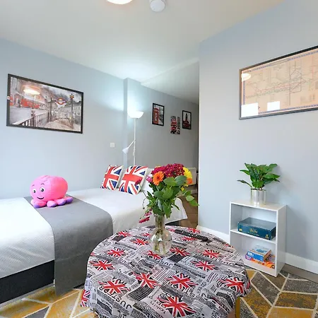 2 Bed Terraced Flat Piccadilly Line Apartment *