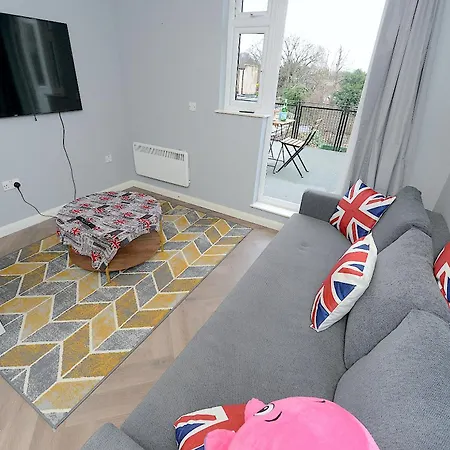 2 Bed Terraced Flat Piccadilly Line Apartment