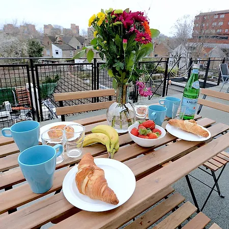 2 Bed Terraced Flat Piccadilly Line Apartment *