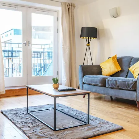Modern & Bright Penthouse In Angel *