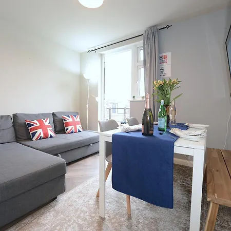 Apartment 2 Bedroom Flat In Wood Piccadilly Line