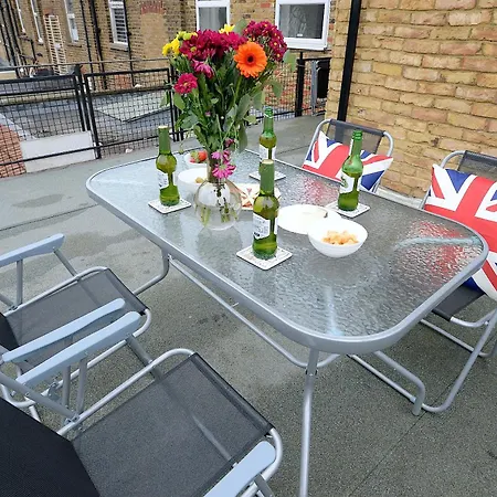 2 Bedroom Flat In Wood Piccadilly Line * London