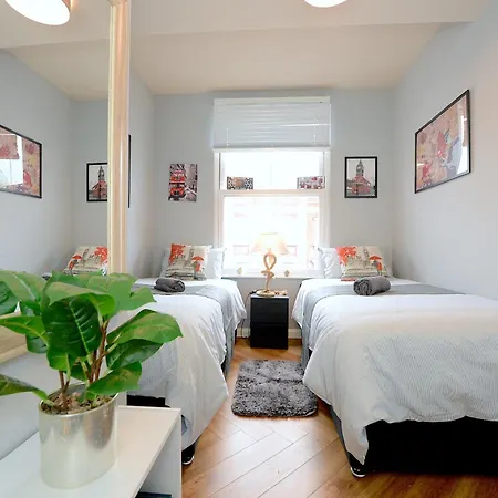2 Bedroom Flat In Wood Piccadilly Line Apartment London