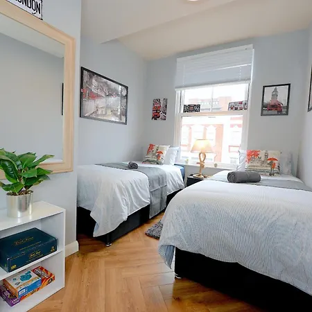 2 Bedroom Flat In Wood Piccadilly Line Apartment