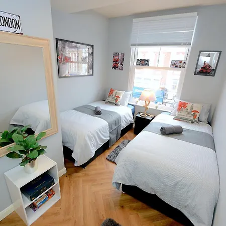 Apartment 2 Bedroom Flat In Wood Piccadilly Line
