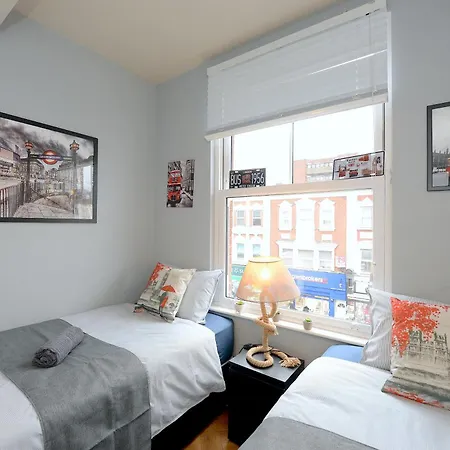2 Bedroom Flat In Wood Piccadilly Line