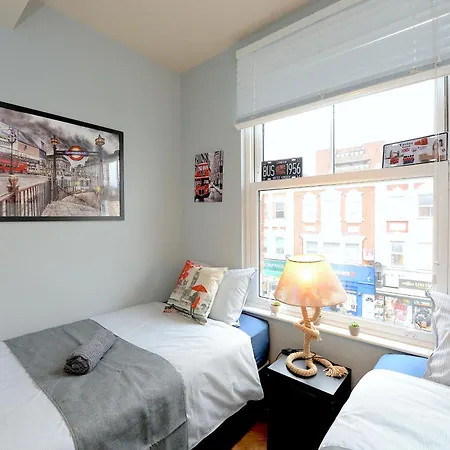 2 Bedroom Flat In Wood Piccadilly Line