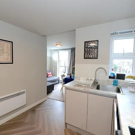 2 Bedroom Flat In Wood Piccadilly Line Apartment
