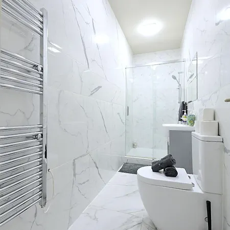 2 Bedroom Flat In Wood Piccadilly Line *