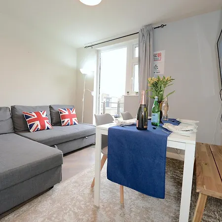 2 Bedroom Flat In Wood Piccadilly Line Apartment *