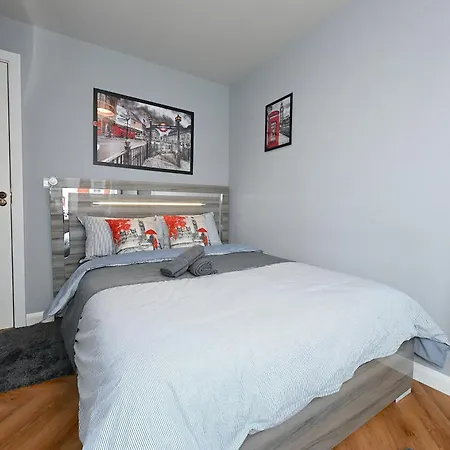 Apartment 2 Bedroom Flat In Wood Piccadilly Line London