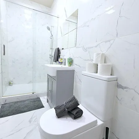 2 Bedroom Flat In Wood Piccadilly Line * London