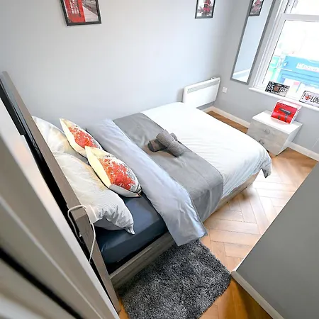 2 Bedroom Flat In Wood Piccadilly Line London