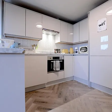 Apartment 2 Bedroom Flat In Wood Piccadilly Line