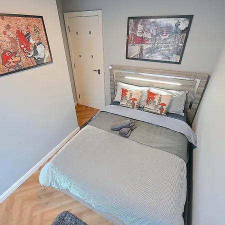 Apartment 2 Bedroom Flat In Wood Piccadilly Line London