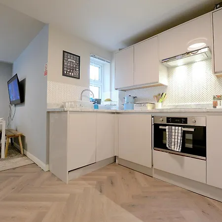 2 Bedroom Flat In Wood Piccadilly Line Apartment London