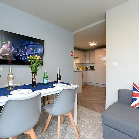 2 Bedroom Flat In Wood Piccadilly Line Apartment