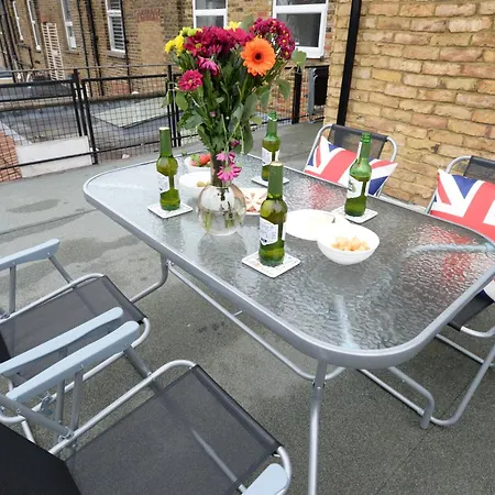 Apartment 2 Bedroom Flat In Wood Piccadilly Line