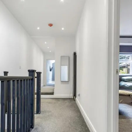 Newly Refurbished 3 Bedroom In North London