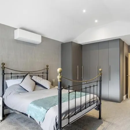 Holiday home Newly Refurbished 3 Bedroom In North London *