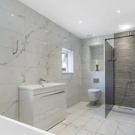 Newly Refurbished 3 Bedroom In North London