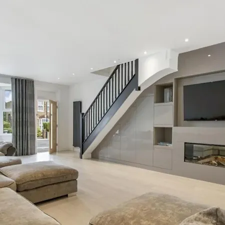 Newly Refurbished 3 Bedroom In North London East Barnet