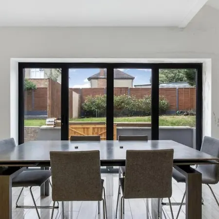 Newly Refurbished 3 Bedroom In North London *