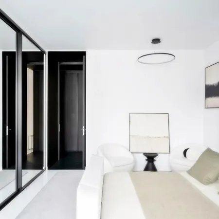 Lovely Four Bedroom Parking Available Apartment London
