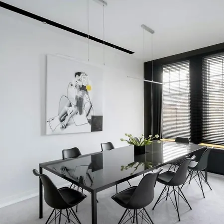 Apartment Lovely Four Bedroom Parking Available