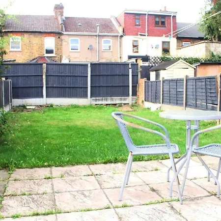 Holiday home 3 Bedroom House,4beds, 2 Baths Ilford ,12 Mins To Stratford London