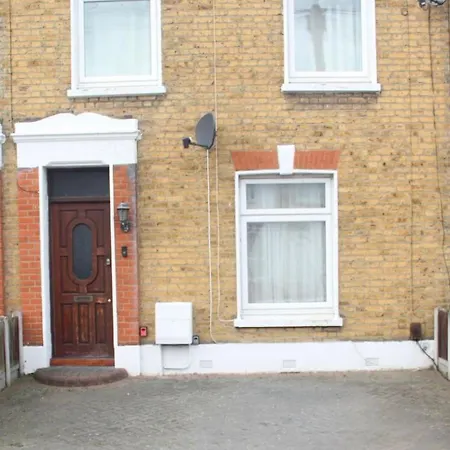 3 Bedroom House,4beds, 2 Baths Ilford ,12 Mins To Stratford London