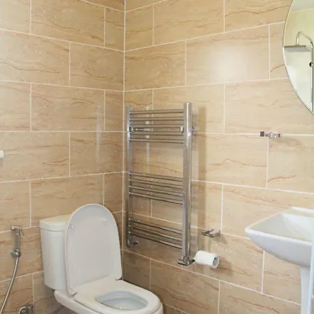 3 Bedroom House,4beds, 2 Baths Ilford ,12 Mins To Stratford Holiday home