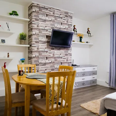 Apartment Ground Floor Flat Free Parking *
