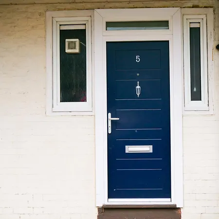Ground Floor Flat Free Parking Apartment