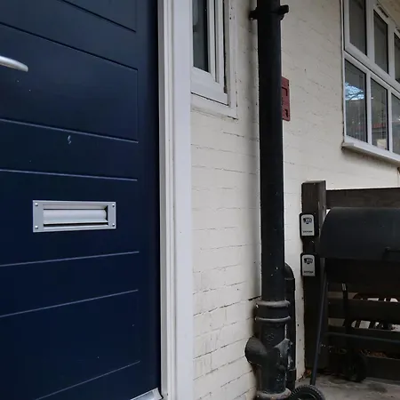 Ground Floor Flat Free Parking Apartment London