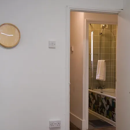 Ground Floor Flat Free Parking Apartment