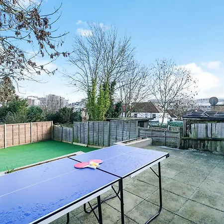 Luxurious House In Wembley - Garden *