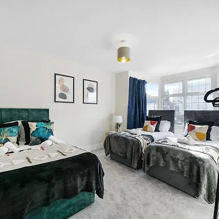 Luxurious House In Wembley - Garden