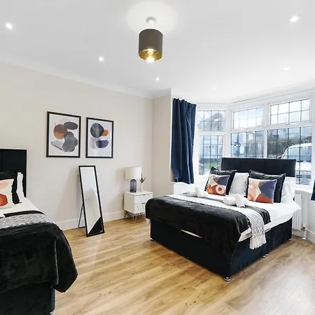 Luxurious House In Wembley - Garden London