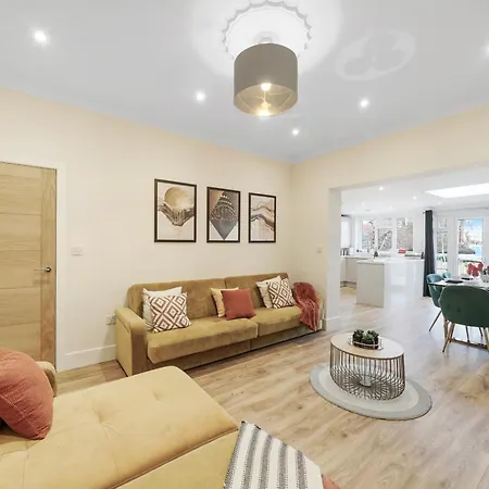 Luxurious House In Wembley - Garden London
