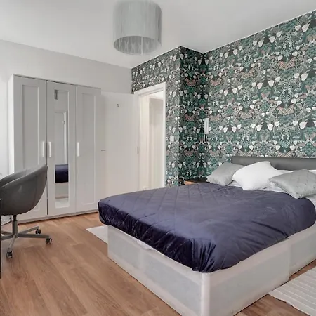 Homestay Place To In Longbridge *