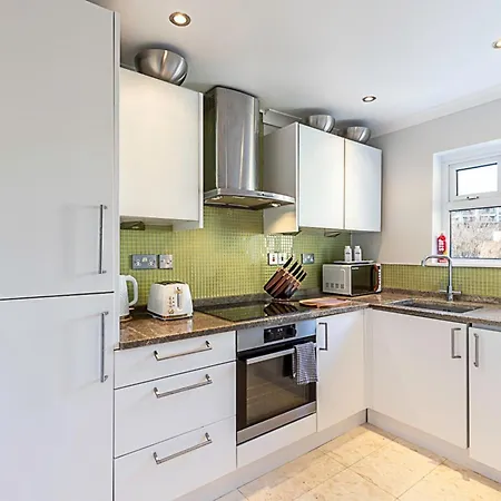 Contemporary And Spacious Kensington Apartment *