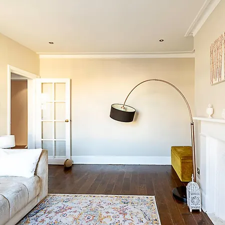 Contemporary And Spacious Kensington Apartment *