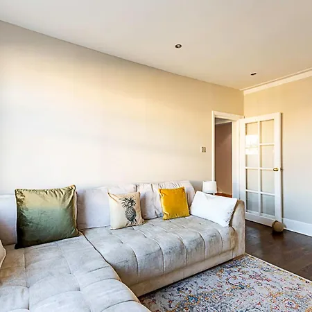 Contemporary And Spacious Kensington *