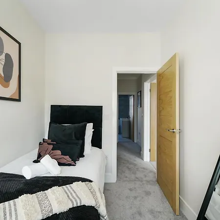 Luxurious House In Wembley - Garden *