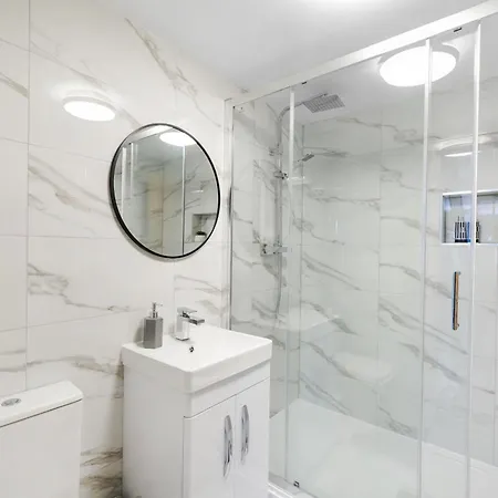 Luxurious House In Wembley - Garden * Londra