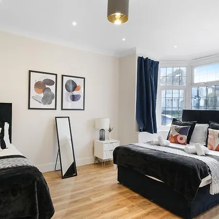 Holiday home Luxurious House In Wembley - Garden London